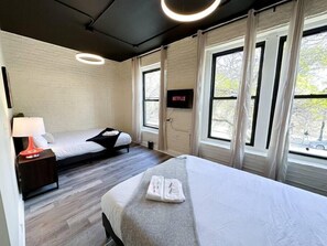 4 chambres, bureau, fer et planche à repasser, lit parapluie