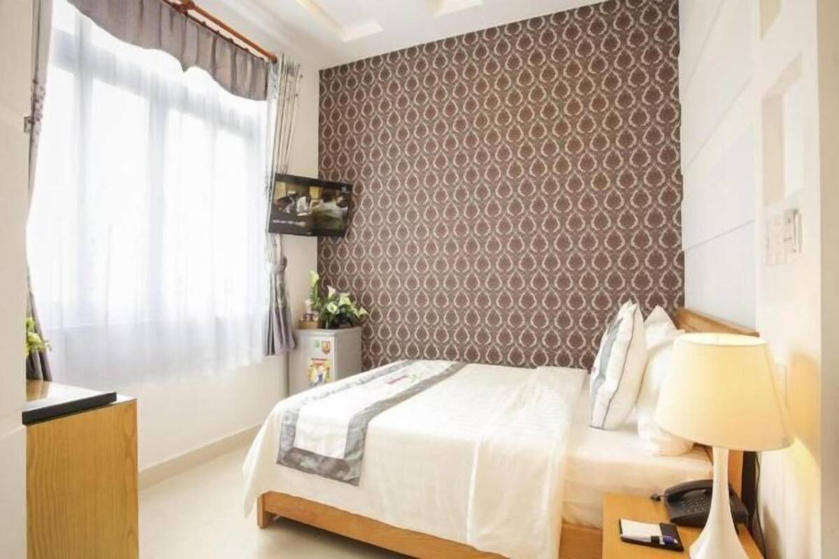 Premium bedding, desk, blackout drapes, soundproofing