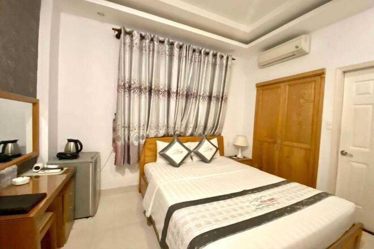 Premium bedding, desk, blackout drapes, soundproofing
