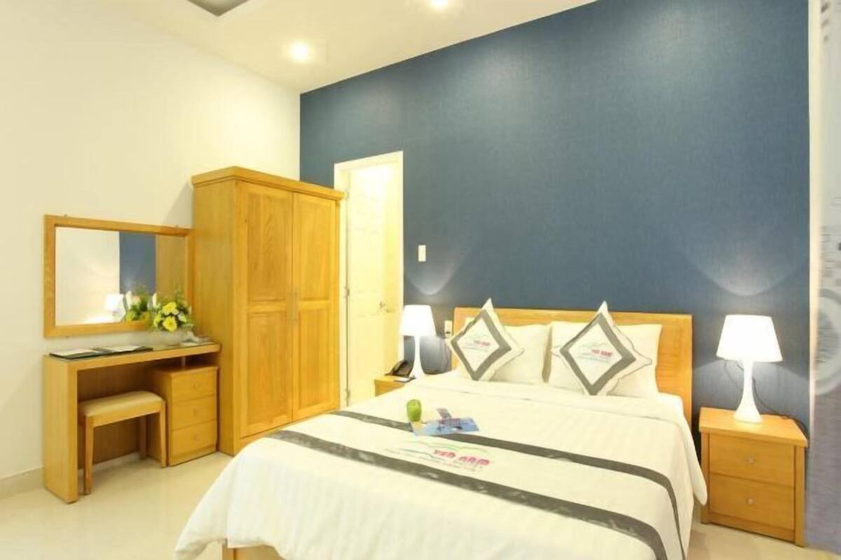 Premium bedding, desk, blackout drapes, soundproofing