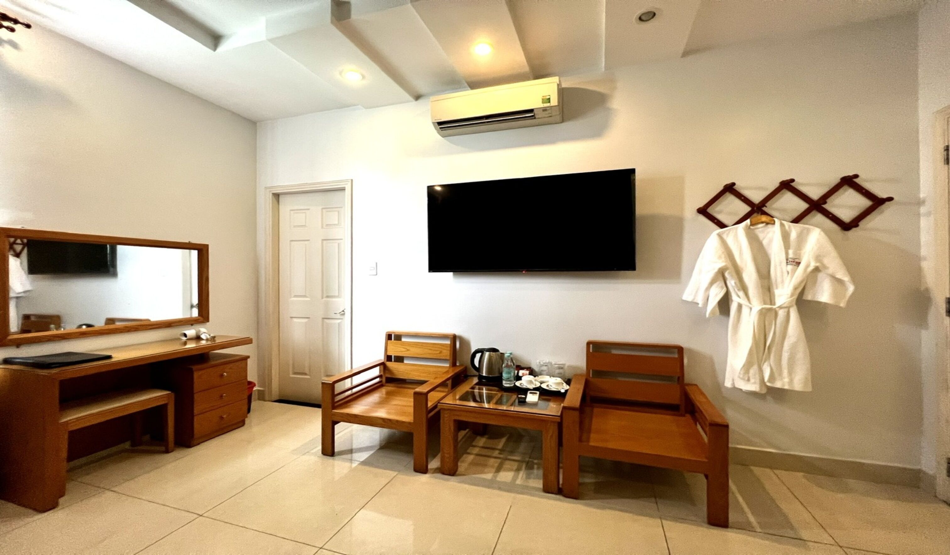 Tomannsrom – deluxe | Sengetøy av topp kvalitet, skrivebord, blendingsgardiner og lydisolert