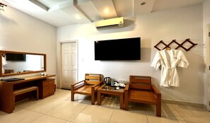 Deluxe Twin Room | Premium bedding, desk, blackout drapes, soundproofing - Yen Nam Hotel Nguyen Trong Tuyen (Ho Chi Minh City)