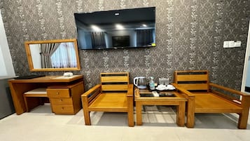 Deluxe-Zweibettzimmer | Hochwertige Bettwaren, Schreibtisch, Verdunkelungsvorhänge