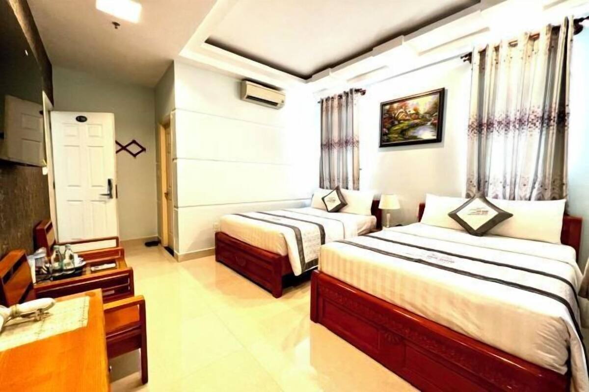 Premium bedding, desk, blackout drapes, soundproofing
