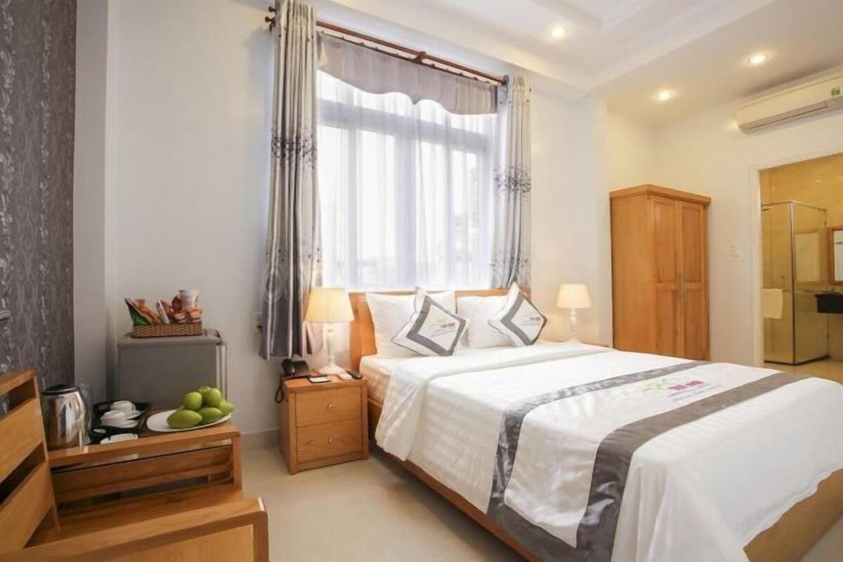 Premium bedding, desk, blackout drapes, soundproofing