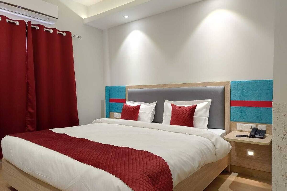 Habitació doble Deluxe, 1 llit doble | Escriptori, espai de treball apte per a portàtils i cortines opaques 