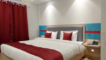 デラックス ダブルルーム ダブルベッド 1 台 | デスク、ノートパソコン用作業スペース、遮光カーテン、アイロン / アイロン台