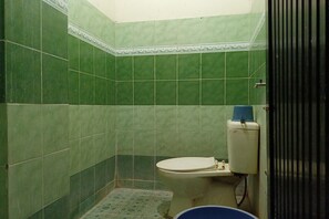 Quarto casal standard | Banheiro | Chuveiro, chuveiro com efeito de chuva, toalhas de banho