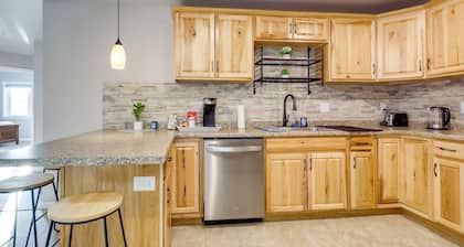 Single story townhouse in quiet neighborhood w fast access to main attractions!