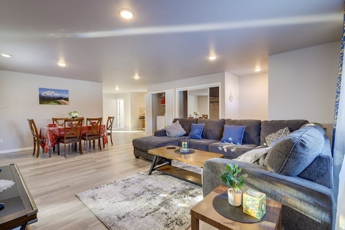 Single story townhouse in quiet neighborhood w fast access to main attractions!