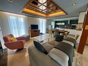 Televisión, chimenea y oficina