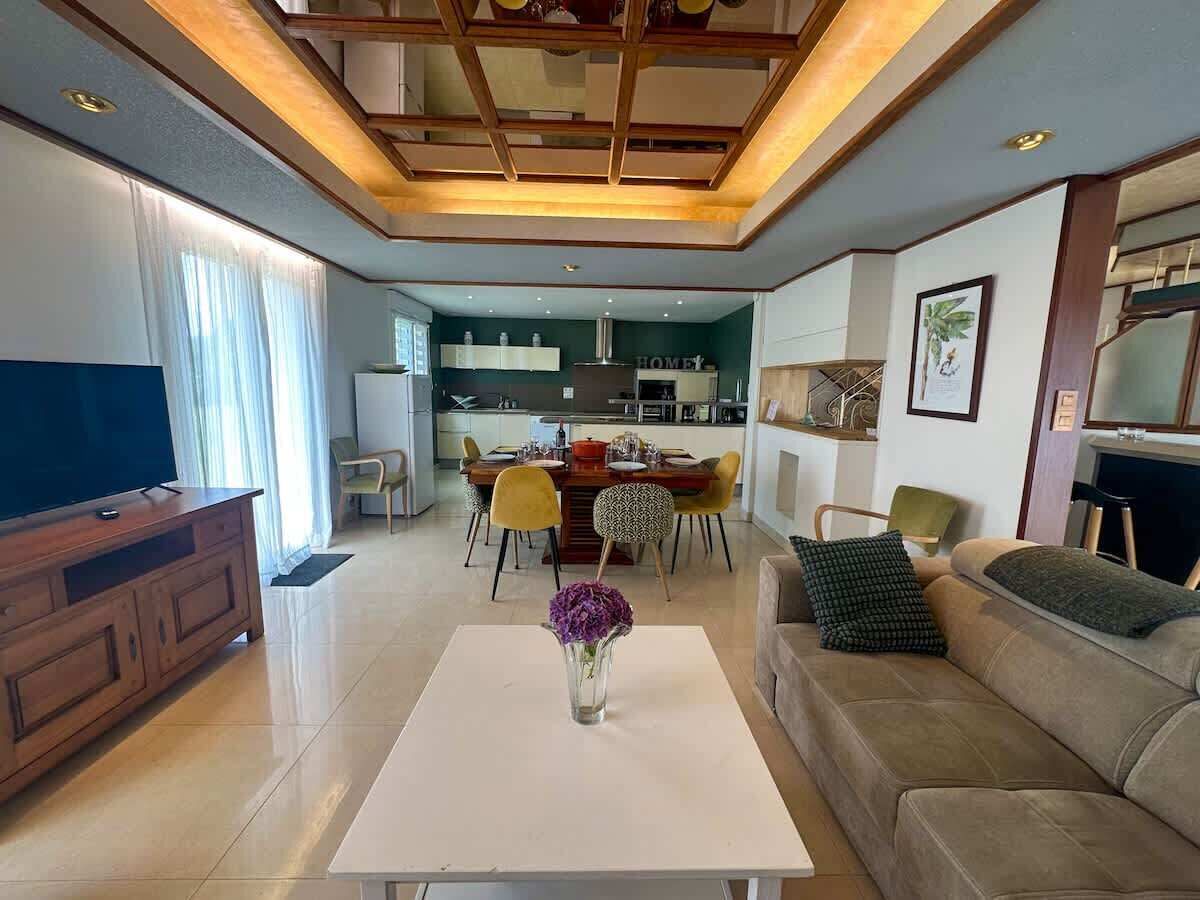 Télévision, cheminée, espaces bureaux