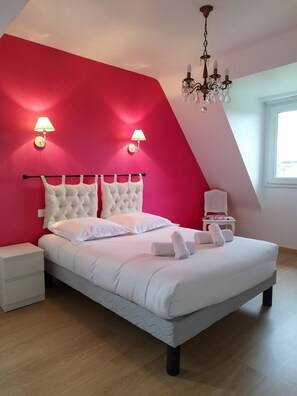 5 bedrooms, iron/ironing board, free WiFi, bed sheets