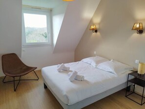 5 chambres, bureau, fer et planche à repasser, lit parapluie