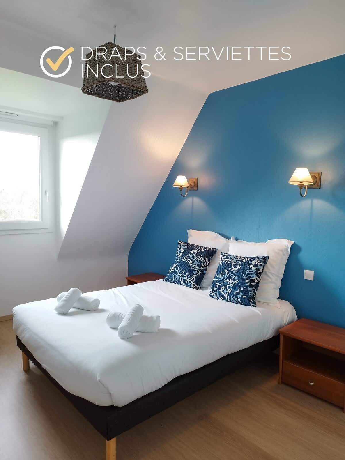 5 chambres, bureau, fer et planche à repasser, lit parapluie