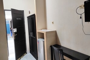 Standard Double Room | Bed sheets - Hotel O Pondok Almirah (Mamuju)