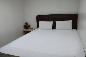 Standard Double Room | Bed sheets - Hotel O Pondok Almirah (Mamuju)