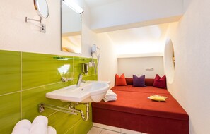 Appart'hôtel Supérieur, 2 chambres, vue montagne | Salle de bain | Douche, sèche-cheveux, serviettes fournies, savon
