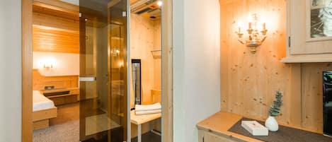 Condo tradicional, 1 habitación, vista a la montaña | Área de sala de estar | Piso con calefacción