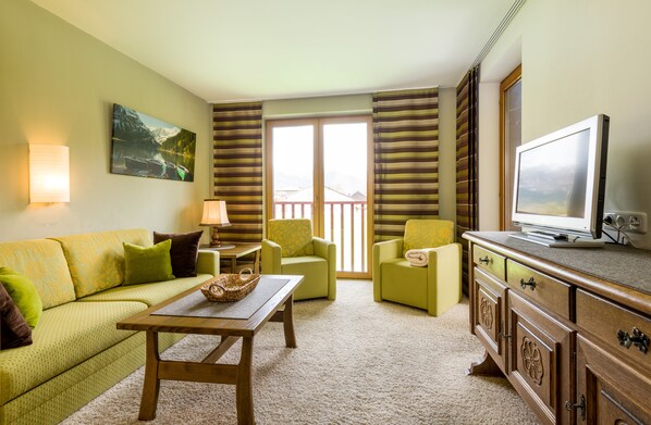 Bloc d'apartaments clàssic, 2 dormitoris, vistes a la muntanya | Sala d'estar | Terres tèrmics 