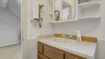 Rumah | Kamar mandi | Kombinasi shower/bathtub, handuk, sabun, dan sampo