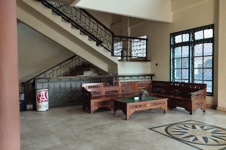 Lobby sitting area. Hotel O Losmen Karunia Katingan Near Kantor Sekretariat PPK Katingan Kuala