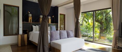 Un dormitorio moderno con una cama grande, cortinas oscuras y vistas al exterior.