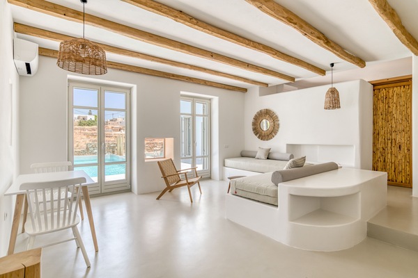 Suíte elite, 1 quarto | Área de estar | TV LED 42 polegadas com canais a cabo, lareira, Netflix
