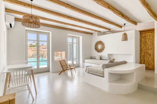 Lil Paros Luxury suites 