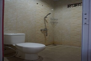 Deluxe-Doppelzimmer | Badezimmer | Dusche, Handtücher