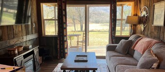 Romantic Cabin -Also available RV pad w/hookups -Heated Outside Shower & Soaker Tub - Mountain Views