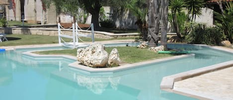 حمام سباحة
