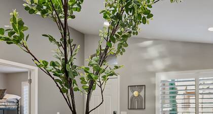 Surprise Pool Home! Close to Everything. Sleeps 13.