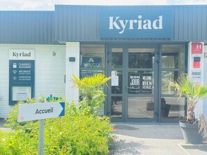 A hotel entrance with a sign reading "Kyriad" and "Accueil". - Kyriad Annecy Nord - Epagny (Épagny-Metz-Tessy)