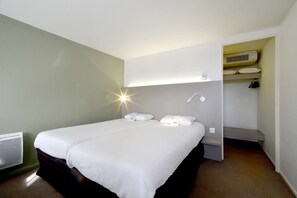 Standard Room, 2 Twin Beds | Soundproofing, free WiFi, bed sheets