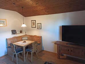 Dining - Fewo am Glückswegerl für 1-2 Personen, 62 qm, Wohnzimmr, Schlafzimmer, Küche, Bad, Wlan (Marquartstein)