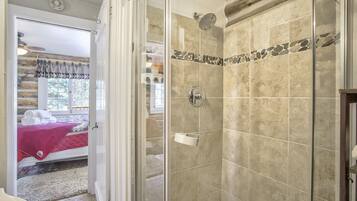 House | Bathroom | Combined shower/tub, towels, soap, shampoo