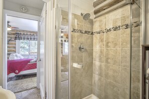 Huis | Badkamer | Een bad/douchecombinatie, handdoeken, zeep, shampoo