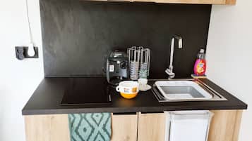 Refrigerador, microondas, parrilla de estufa y cafetera y tetera
