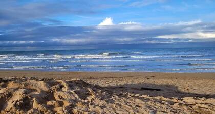Charmant logement situé à 10 min de Caen et 15 min des plages. Proche Beauregard