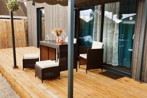 Terrasse exposée plein sud, avec brise vue pour plus d'intimité et pergola