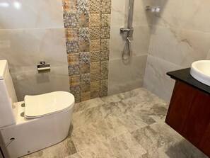 Shower, rainfall showerhead, towels - Kaduwela Layathraa (Kaduwela)