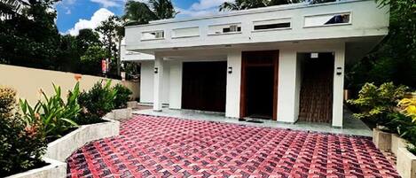 Vista frontal de la propiedad