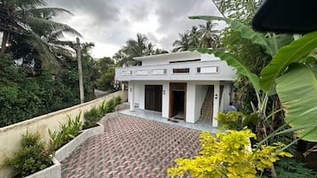 Vista frontal de la propiedad