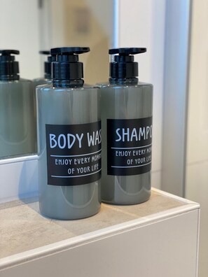 Shower, hair dryer, towels, soap - Stilvolle Helle Wohnung im Zentrum von Osnabrück (Osnabrück)