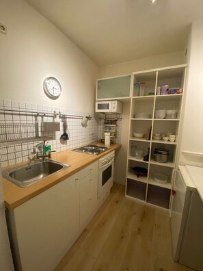 Fridge, microwave, oven, stovetop - Stilvolle Helle Wohnung im Zentrum von Osnabrück (Osnabrück)