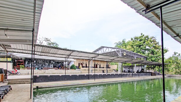 Outdoor pool - Capital O 93533 Griya Denok (Medan)