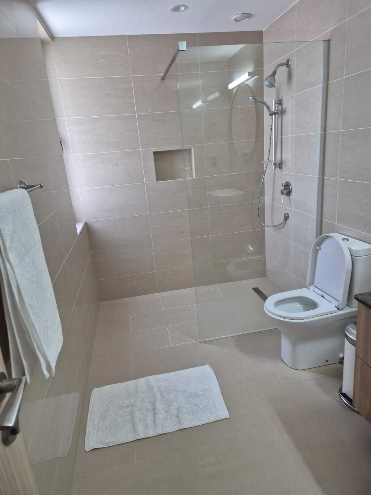 Apartamento Deluxe, vistas al mar, junto a la montaña | Baño | Ducha, cabezal de ducha tipo lluvia, secador de pelo y toallas