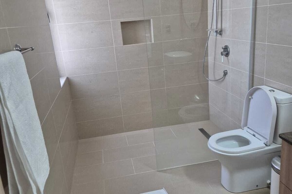 Apartamento Deluxe, vistas al mar, junto a la montaña | Baño | Ducha, cabezal de ducha tipo lluvia, secador de pelo y toallas
