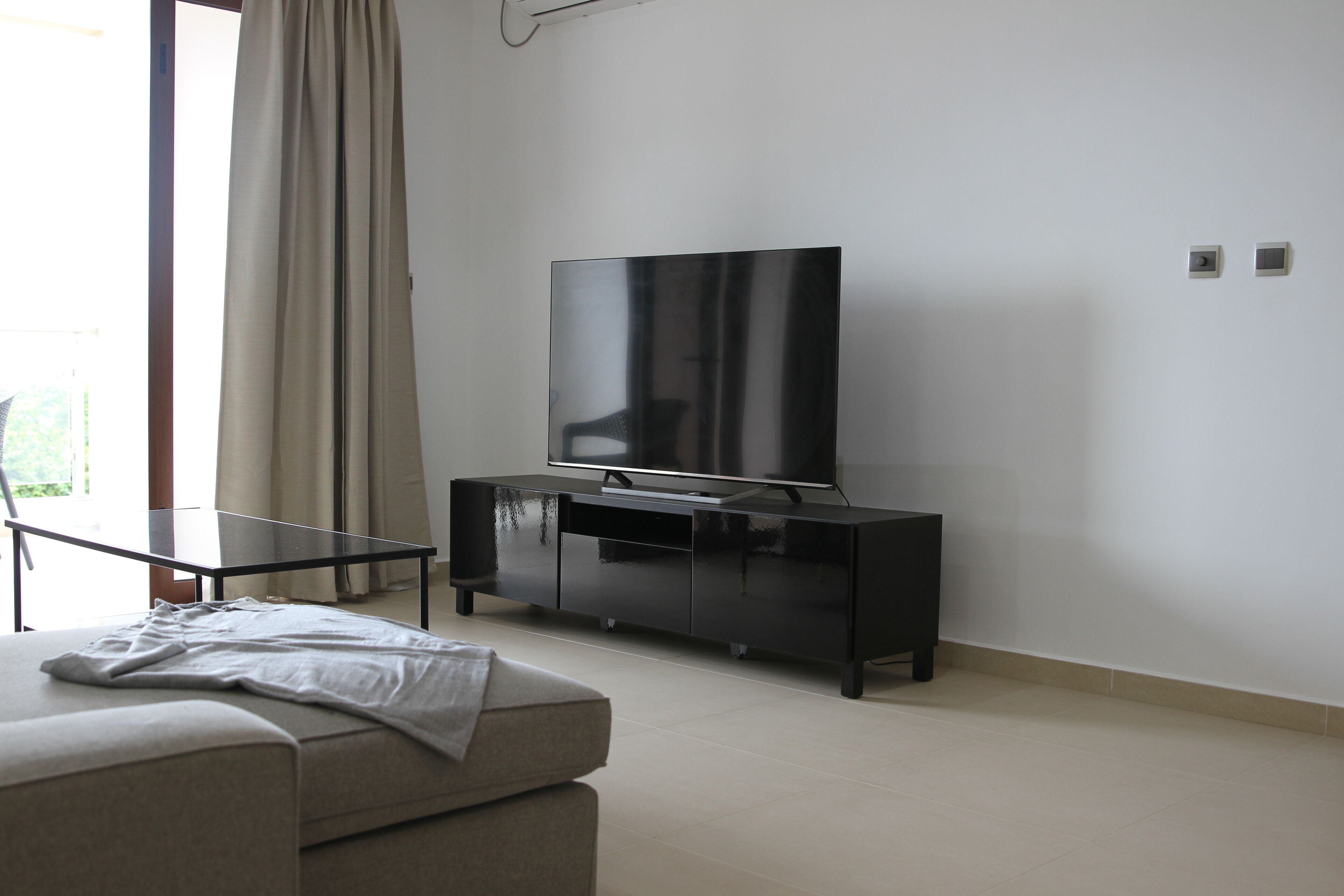 Televisión LED 55 pulgadas con canales de televisión por cable, juguetes